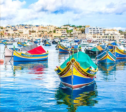 Bărci tradiționale colorate în portul maltez